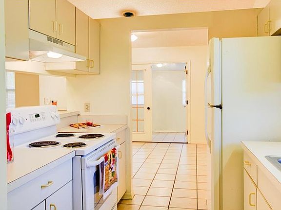5th image of 302 Louis Edward Ct