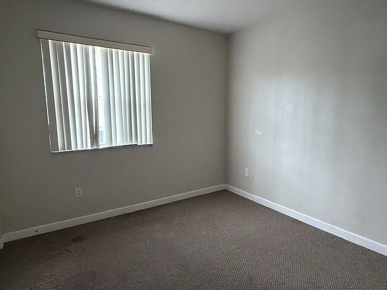933 NE 42nd Ave — Photo 10