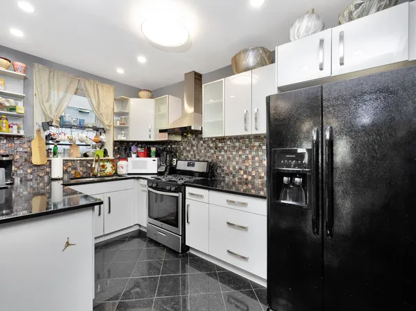 6018 Bleecker Street image 4 of 26