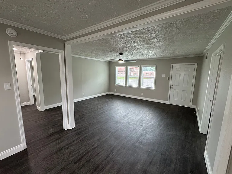 2422 Elliott St — Photo 3