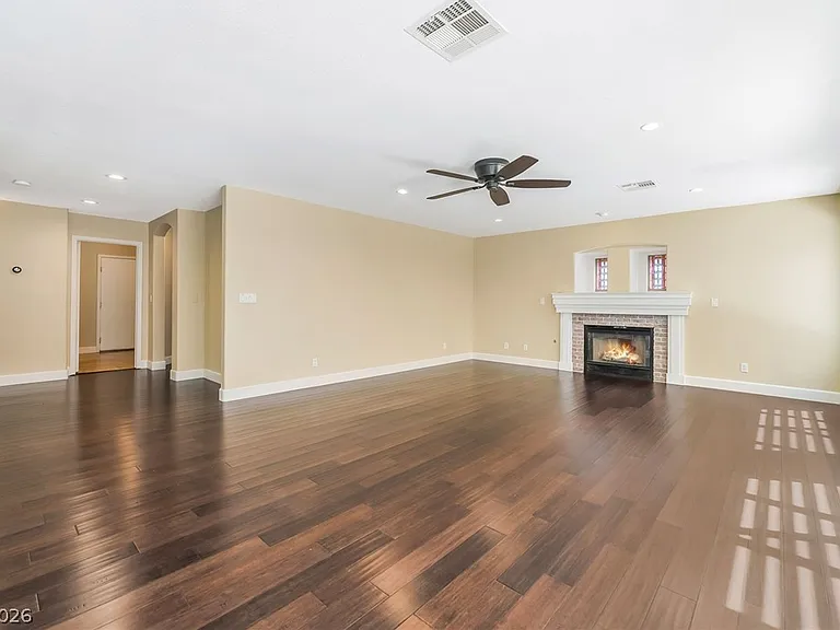 271 Pointe Ranier Ave — Photo 6