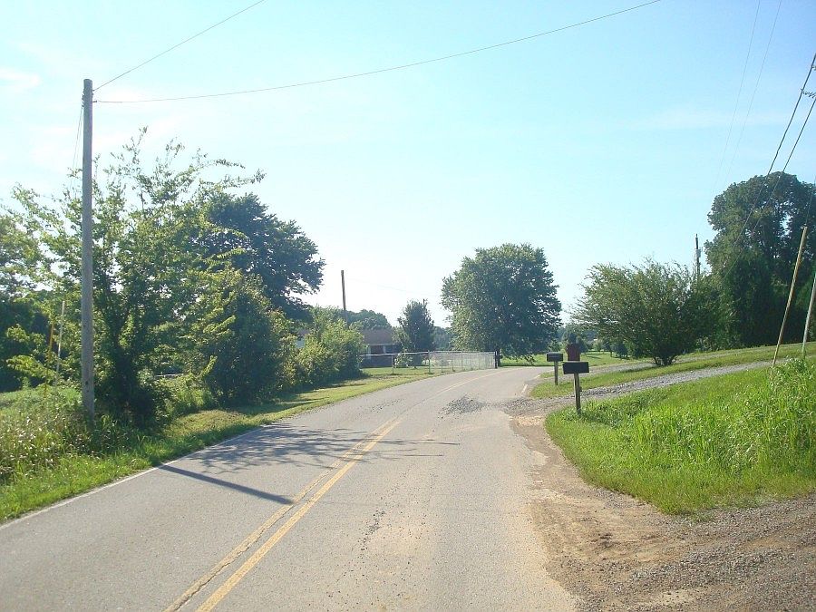 2nd image of 1208 Chapmansboro Rd