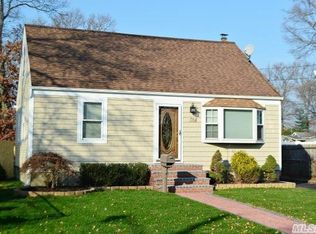 334 W Gates Ave, Lindenhurst, NY 11757