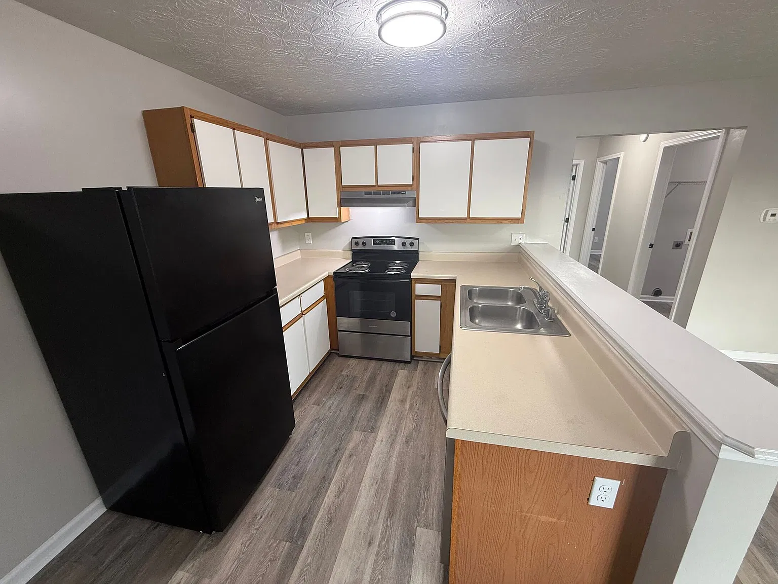 Conveniently Located 2-Bed, 1-Bath Apartment! — Photo 2