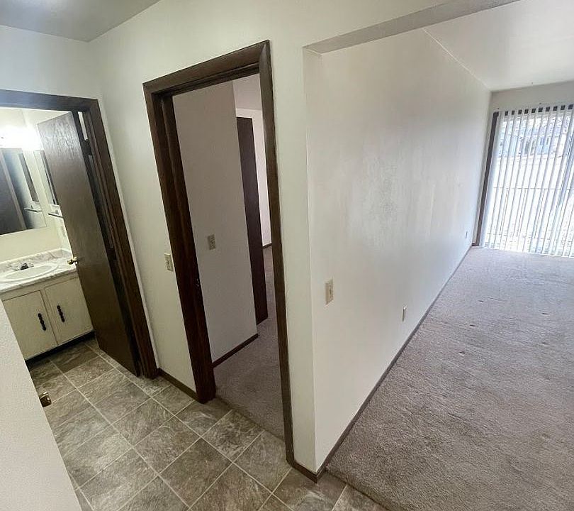 1st image of 313 Higgins Dr APT 4