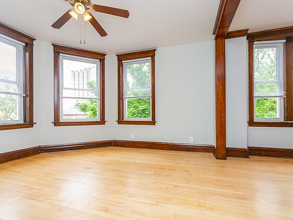 3rd image of 1059 N Leavitt St #3