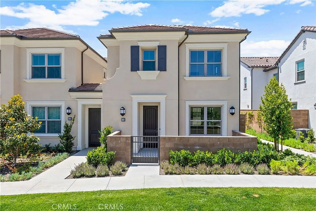 3 bed, 3.5 bath, 2083 sqft, $5,200 — Photo 1