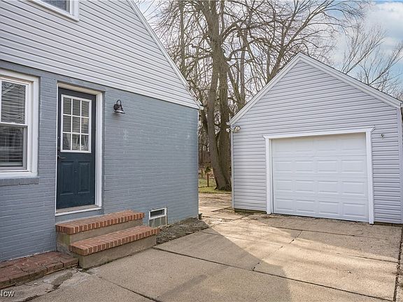 2nd image of 214 10th St NE