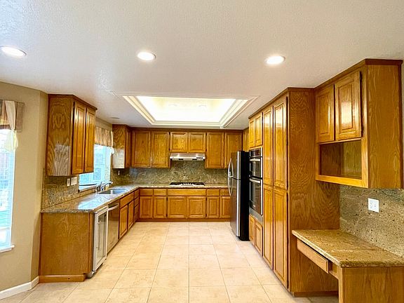 Spacious Kitchen w/granite slab countertops