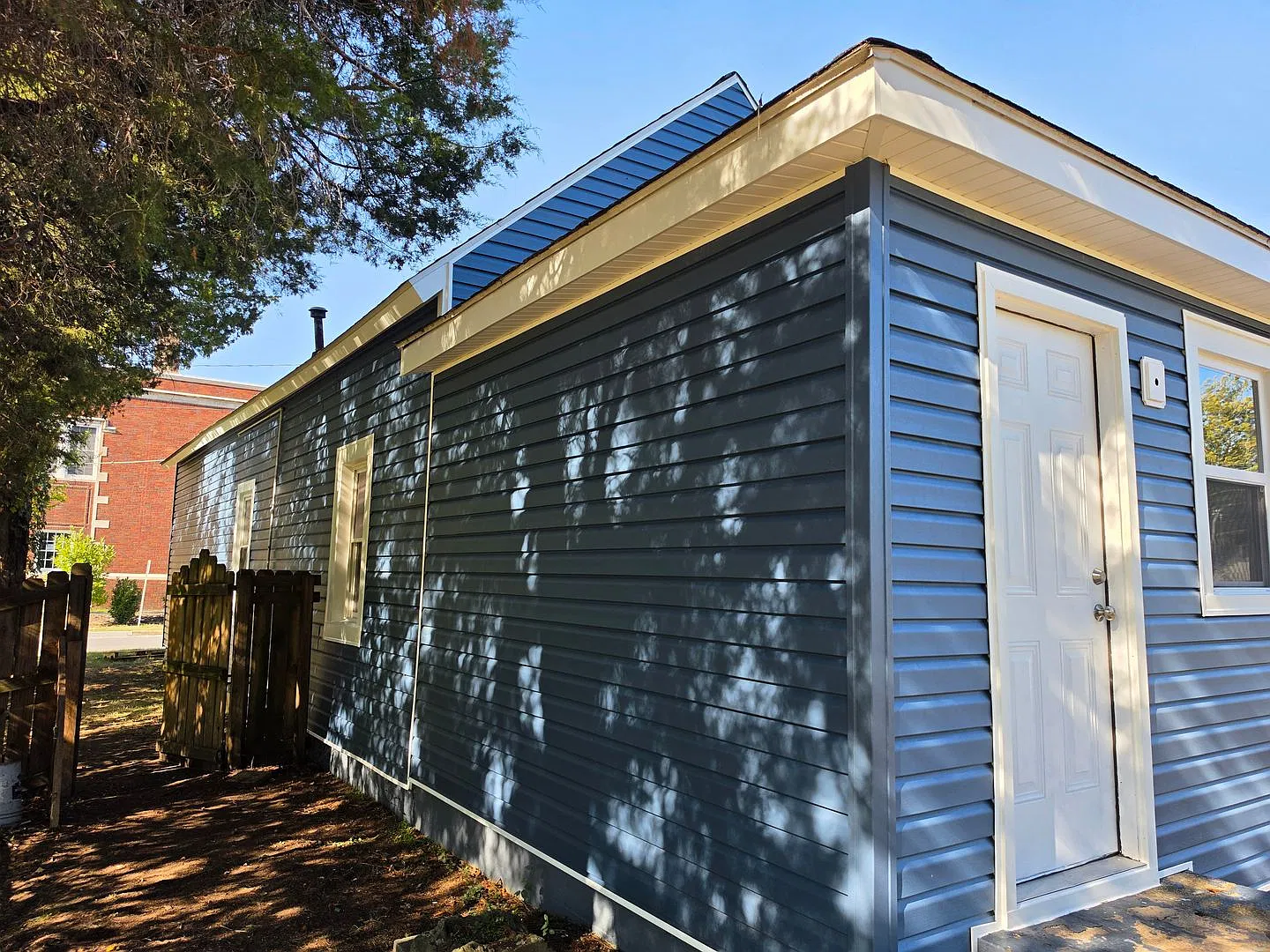 Beautifully remodeled 3 bedroom home for lease — Photo 3
