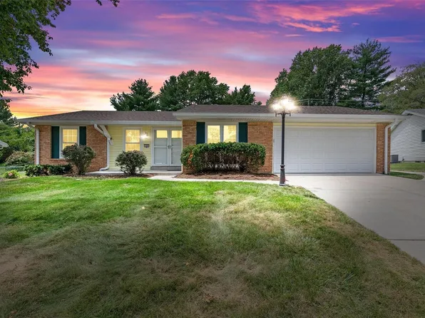 49 White Plains Dr, Chesterfield, MO 63017