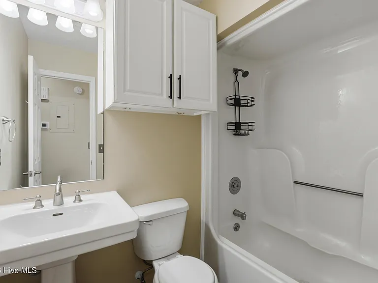1299 Wellington Ave — Photo 15