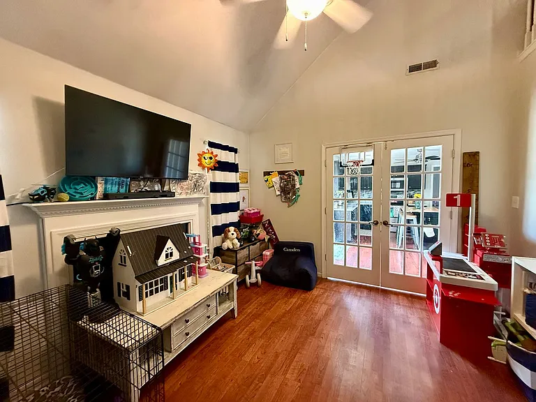 101 Emerald Ct — Photo 11
