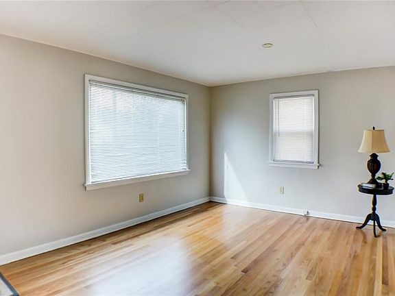 3rd image of 837 Manitou Ave