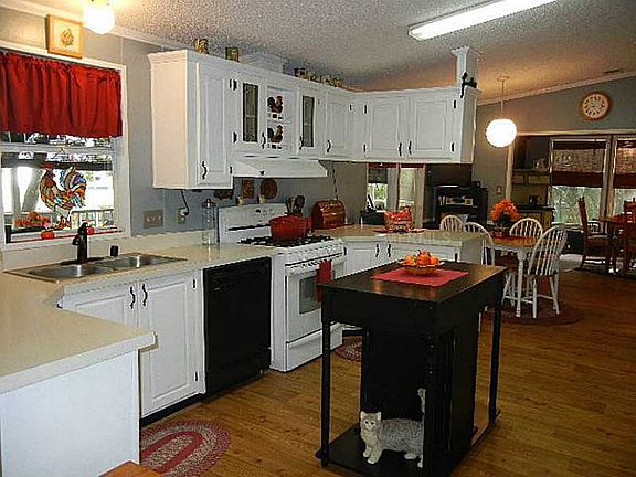 4th image of 1060 Forest Dr
