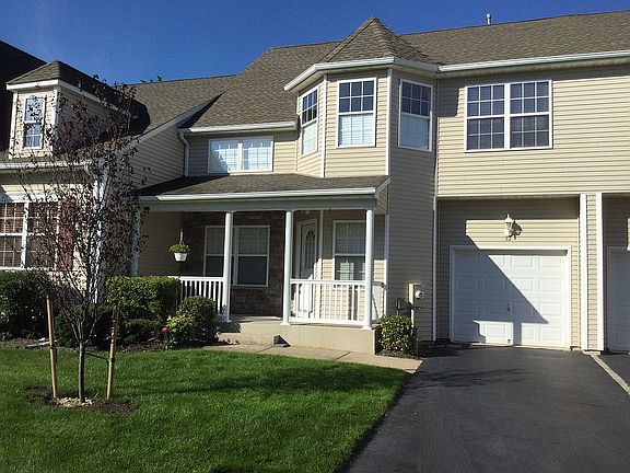 2nd image of 32 Meadow Pond Cir