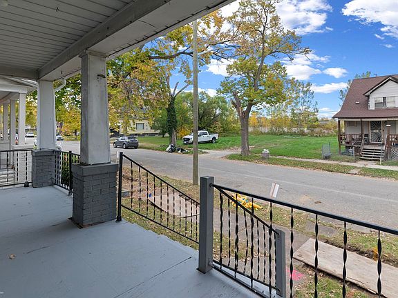 2nd image of 5565 Fairview St