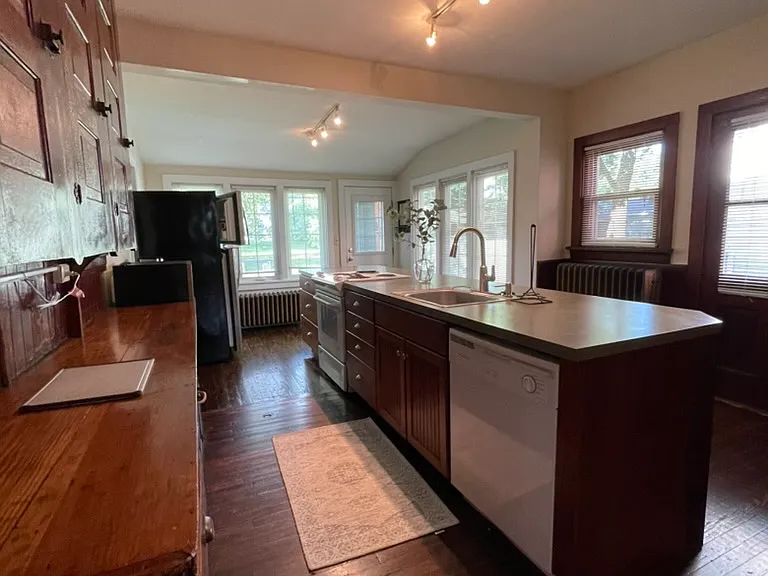 1524 W 4th St — Photo 11