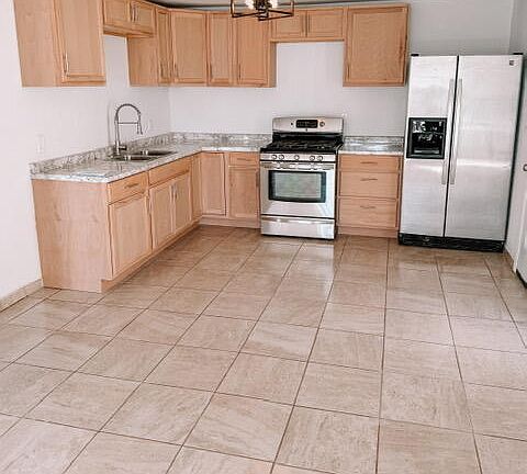 3rd image of 916 E 4th Street