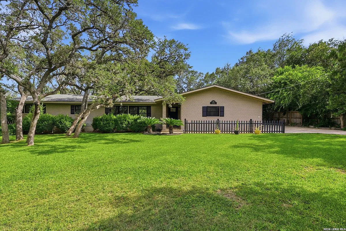4 bed, 4.0 bath, 2272 sqft, $3,000 — Photo 2