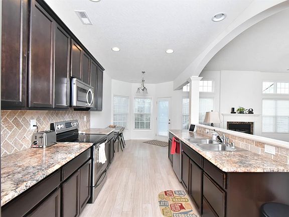 3rd image of 313 Gleneagles Way