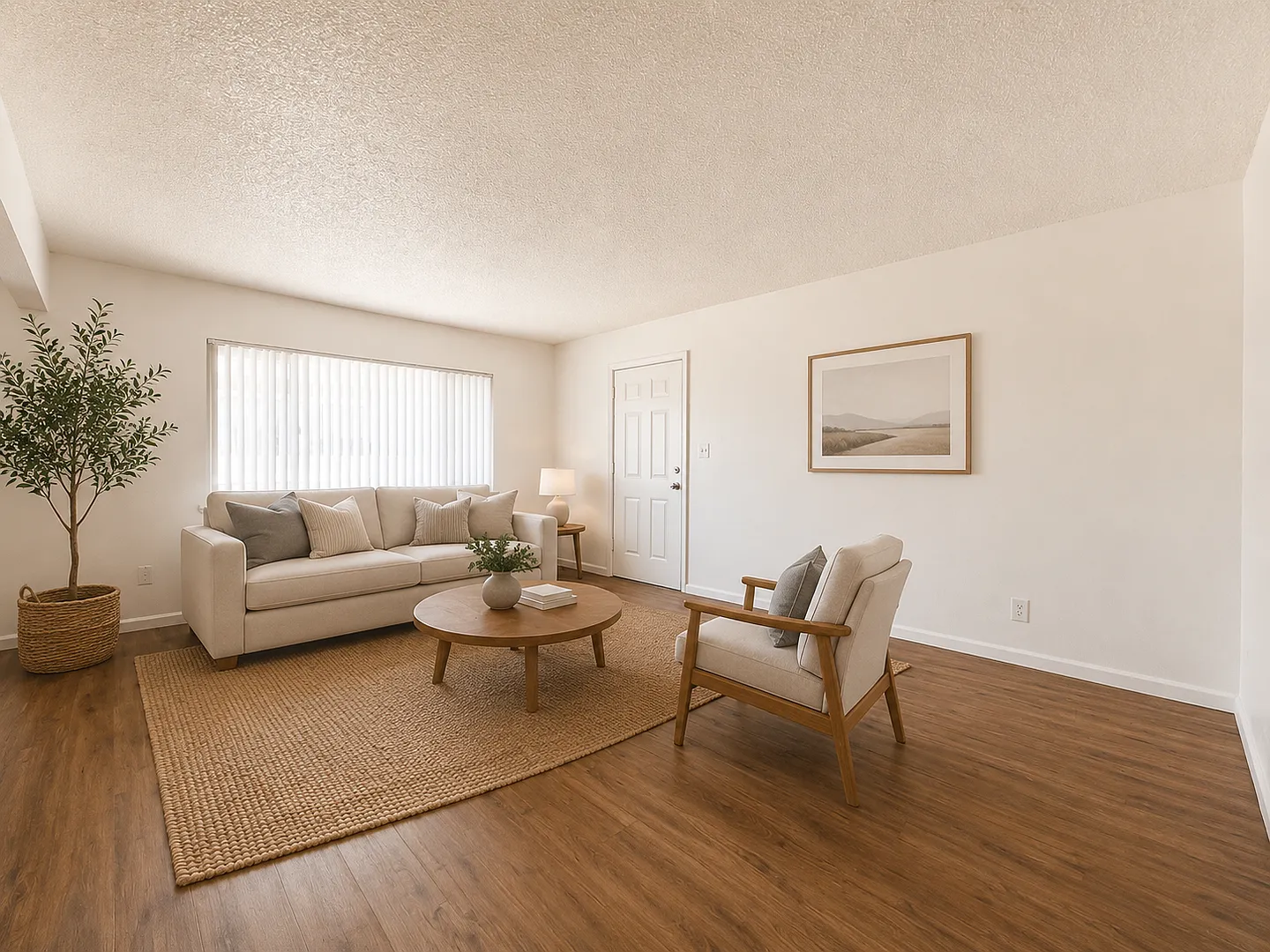 2043 E Saginaw Way — Photo 3