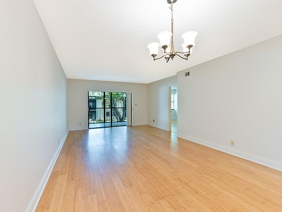 4th image of 225 SE 10th Street #11D