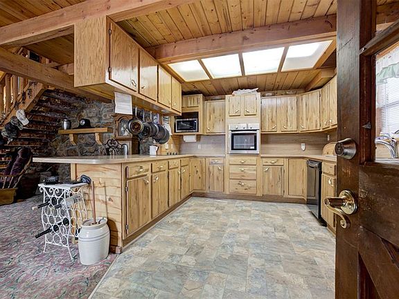 3rd image of 10 Timber Oaks Rd