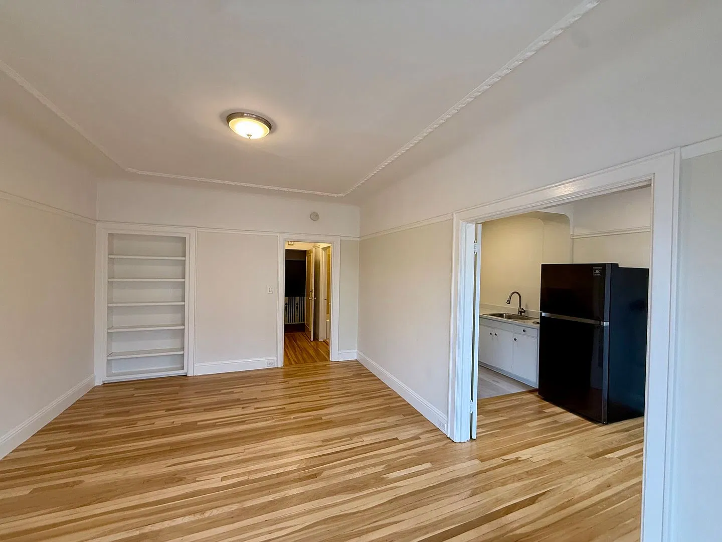 Spacious Marina Studio - Available Now — Photo 4