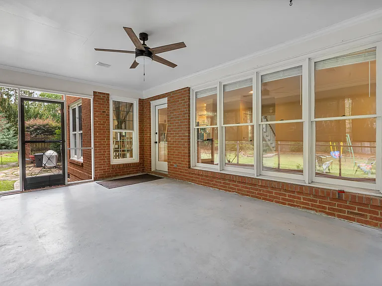 101 Hollingwood Dr — Photo 33