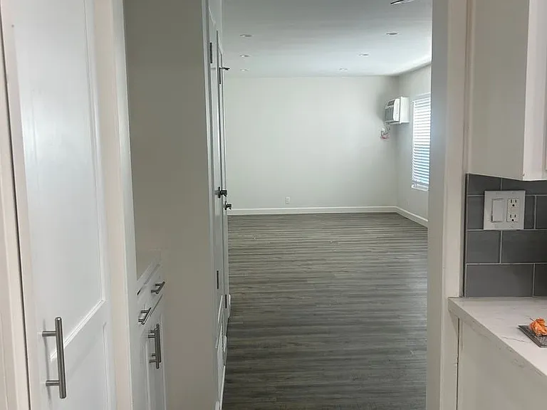 1060 S Sherbourne Dr — Photo 12