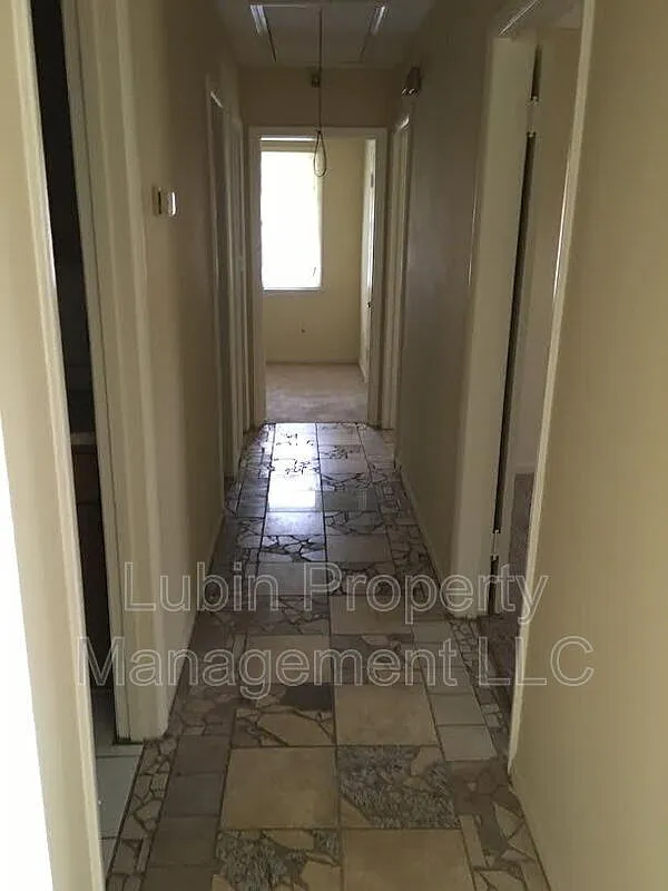 3 bed, 1.0 bath, 1266 sqft, $1,200 — Photo 4