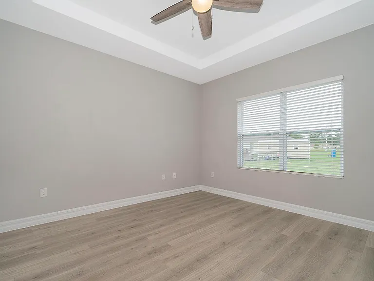330 San Marino Rd SW — Photo 2