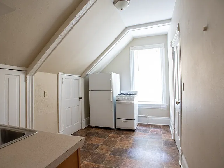 $1395 2 BR, 1 BA Upper Flat in an 1800's Victorian Home - 1704 E Bradford — Photo 15