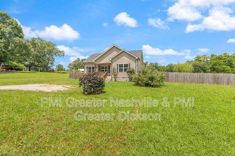3 bed, 2.0 bath, 1208 sqft, $2,000 — Photo 2