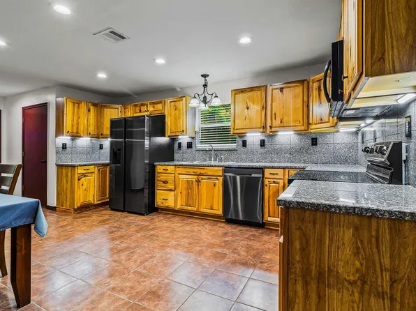 300 Hidden Oaks Dr, Pointblank, TX 77364