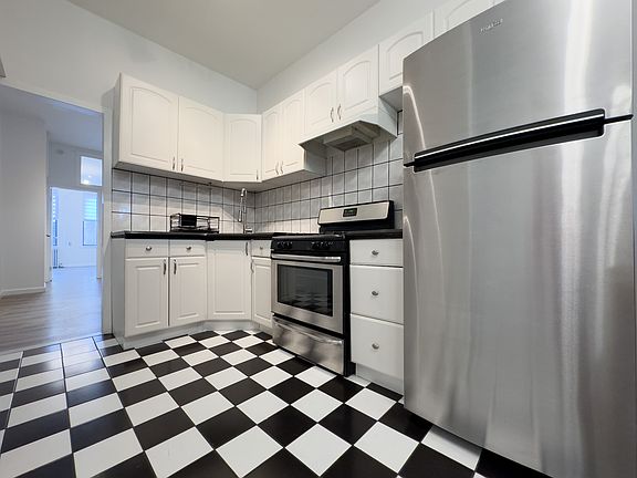 2nd image of 298 Nassau Ave APT 1L