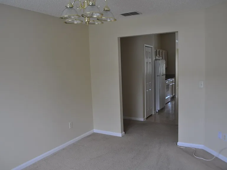 89 Berkshire Ln — Photo 4