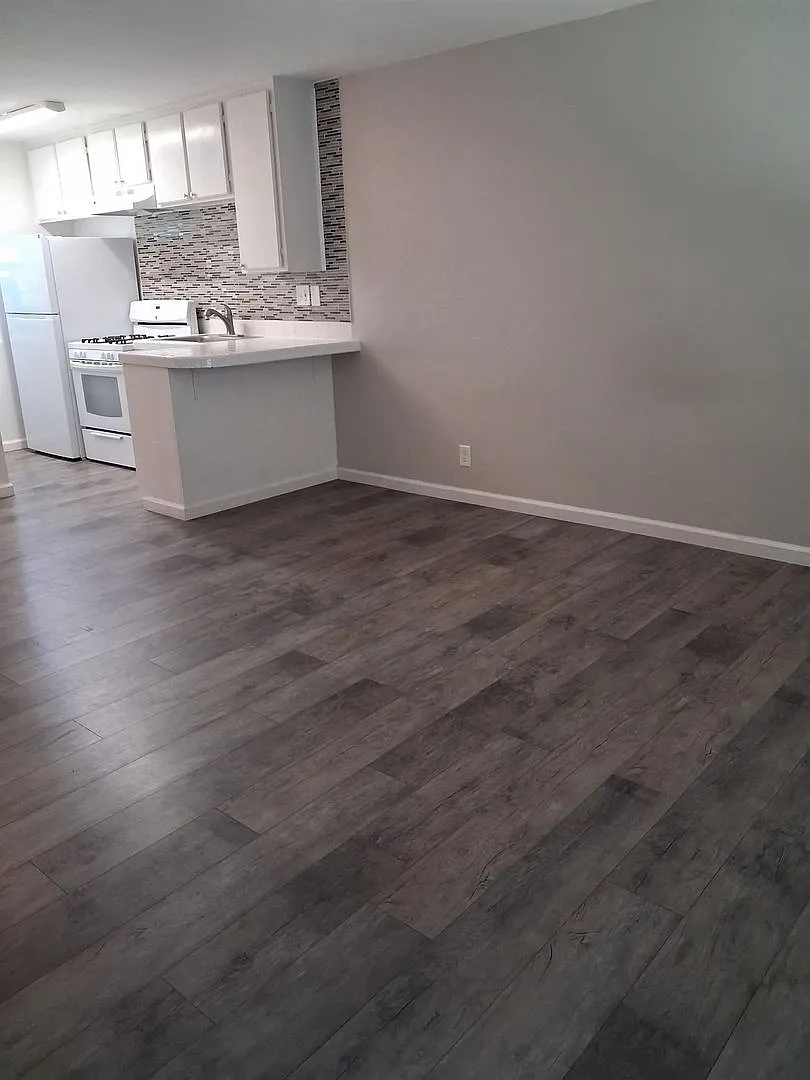 Studio in Golden Avenue community - comes with AC, parking, laundry onsite! — Photo 4