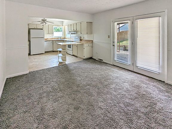 4th image of 204 Pinewood Ave