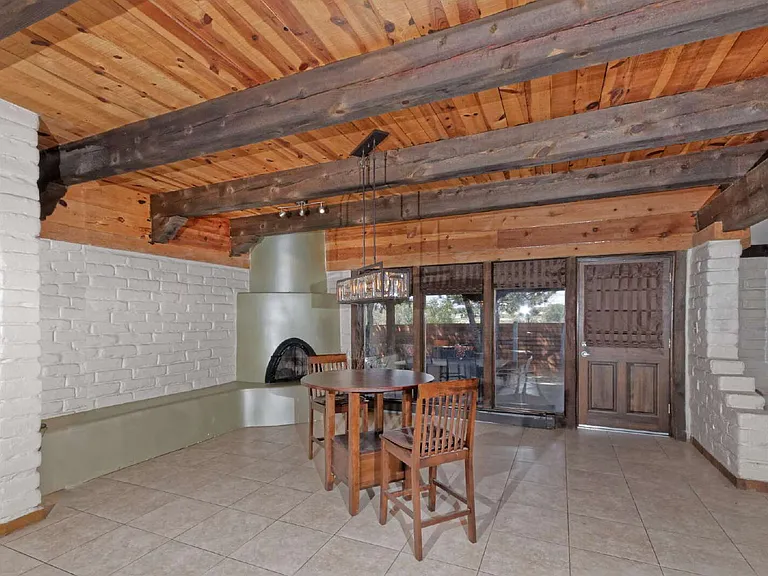 670 Lakeview Cir SE — Photo 2