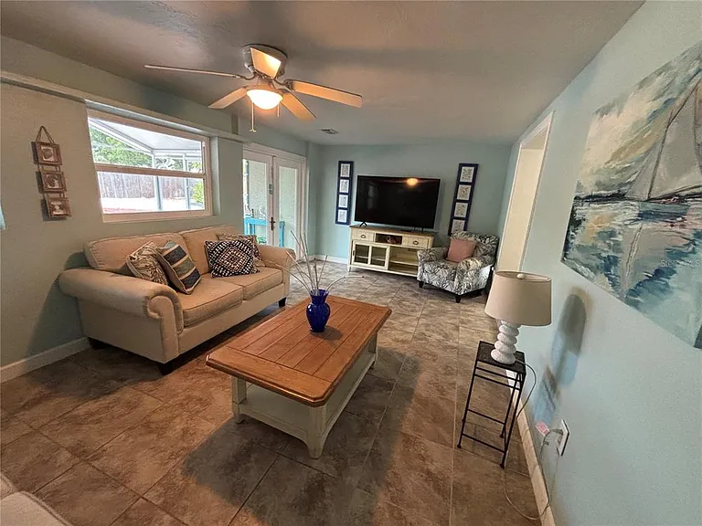 1008 Estremadura Dr — Photo 11