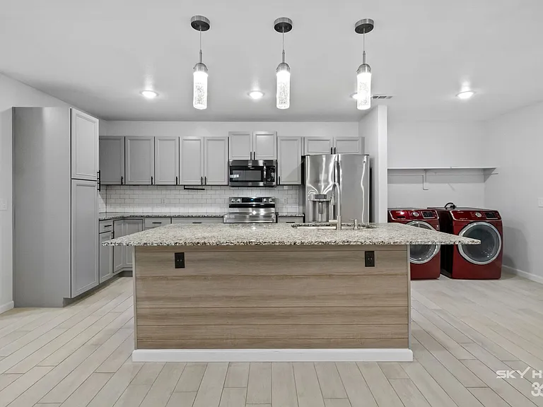 731 S Erika Ave — Photo 7