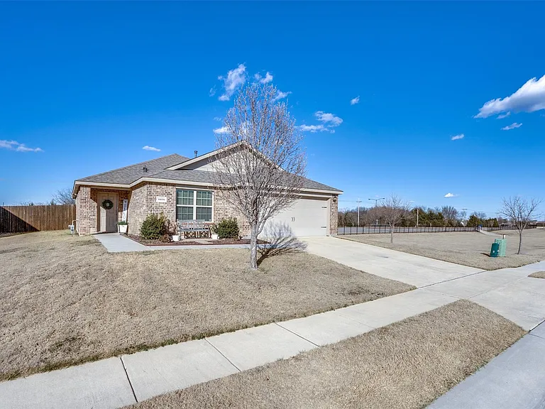 1606 Meadow Creek Dr — Photo 3