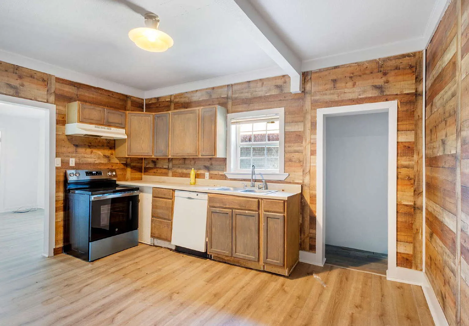 3 bed, 1.0 bath, 1376 sqft, $1,100 — Photo 3