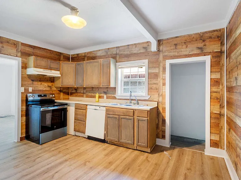 917 W Crawford St — Photo 3