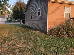 404 Bargraves Blvd, Troy, IL 62294