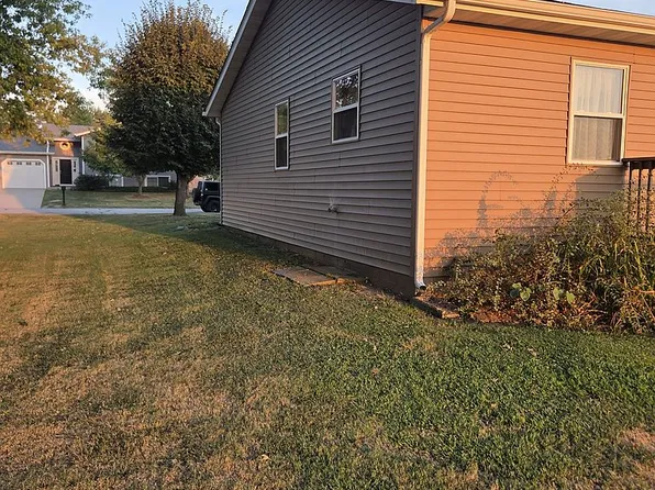 404 Bargraves Blvd, Troy, IL 62294