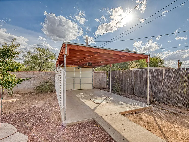 1516 E Spring St — Photo 41