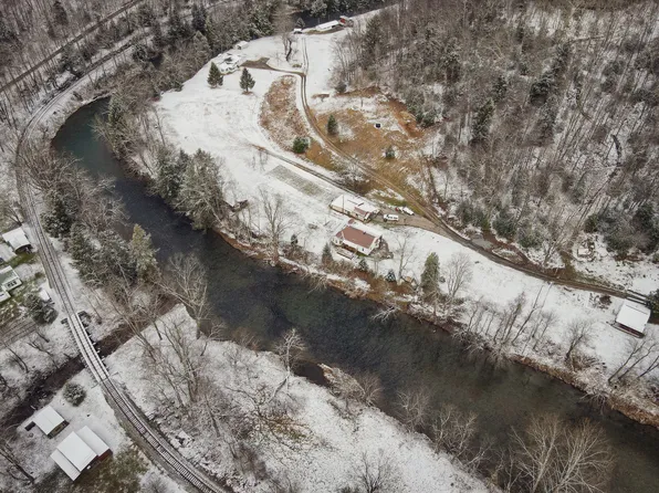 101 Depoy Dr, Adrian, WV 26210